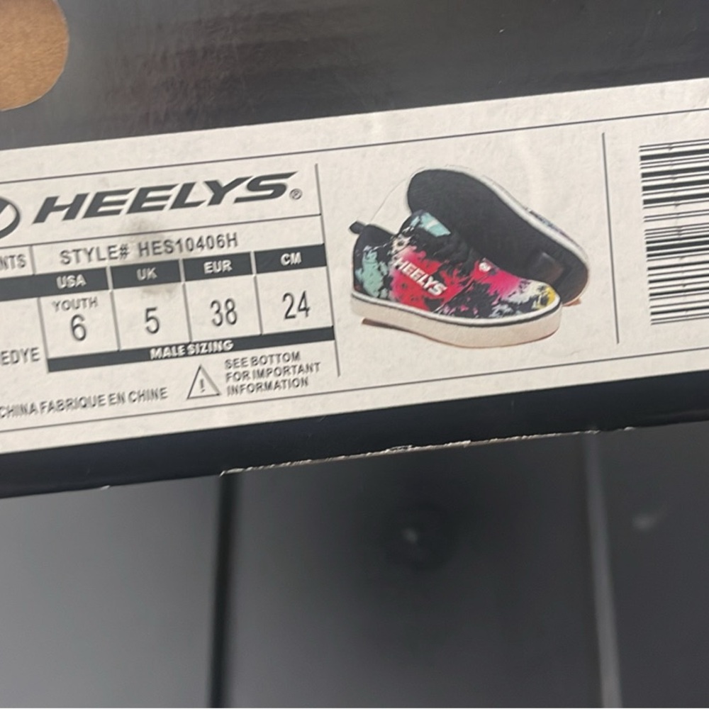 Youth Heely’s never worn size 6 new in box